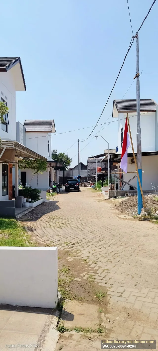 Jalan lingkungan Perumahan Jatisari Luxury Residence