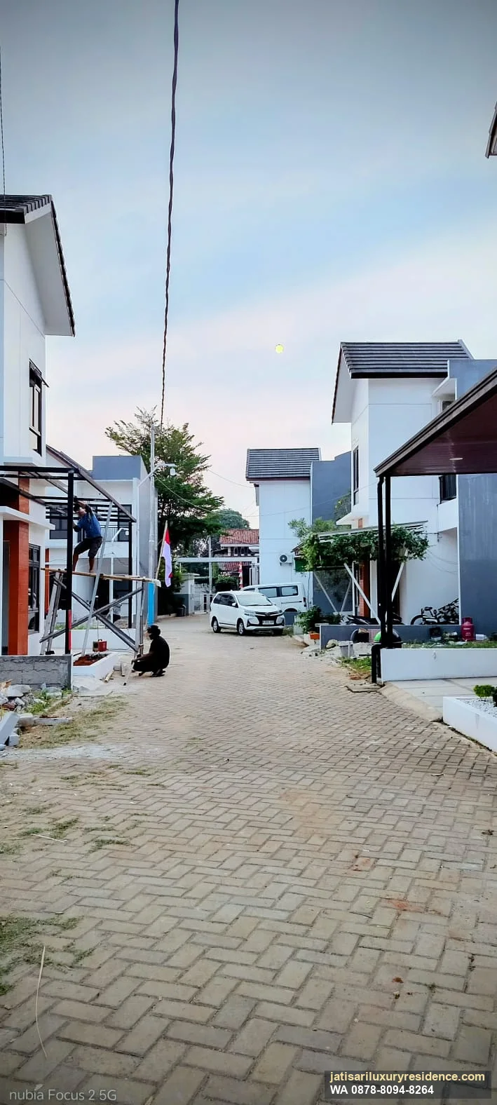Suasana senja di Perumahan Jatisari Luxury Residence