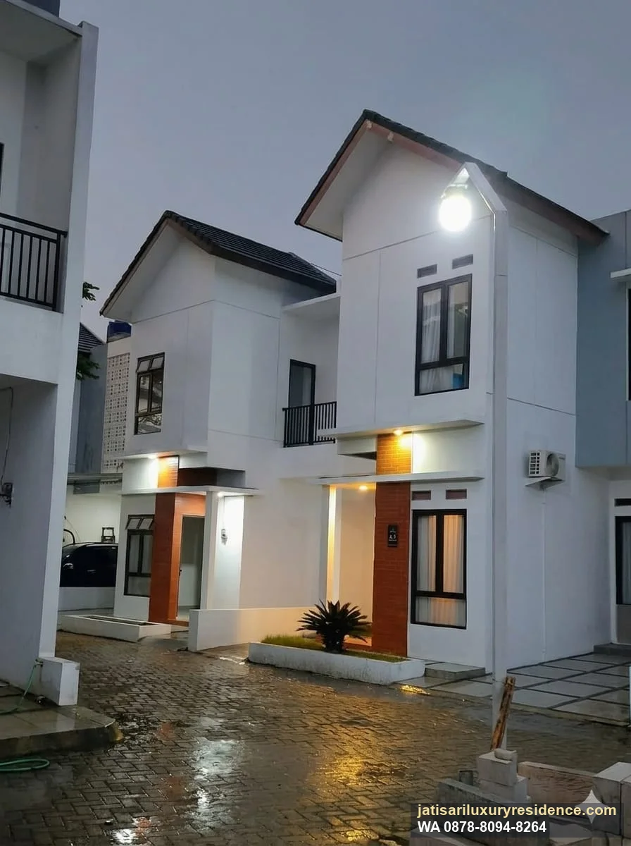 Fasad rumah dua lantai Perumahan Jatisari Luxury Residence