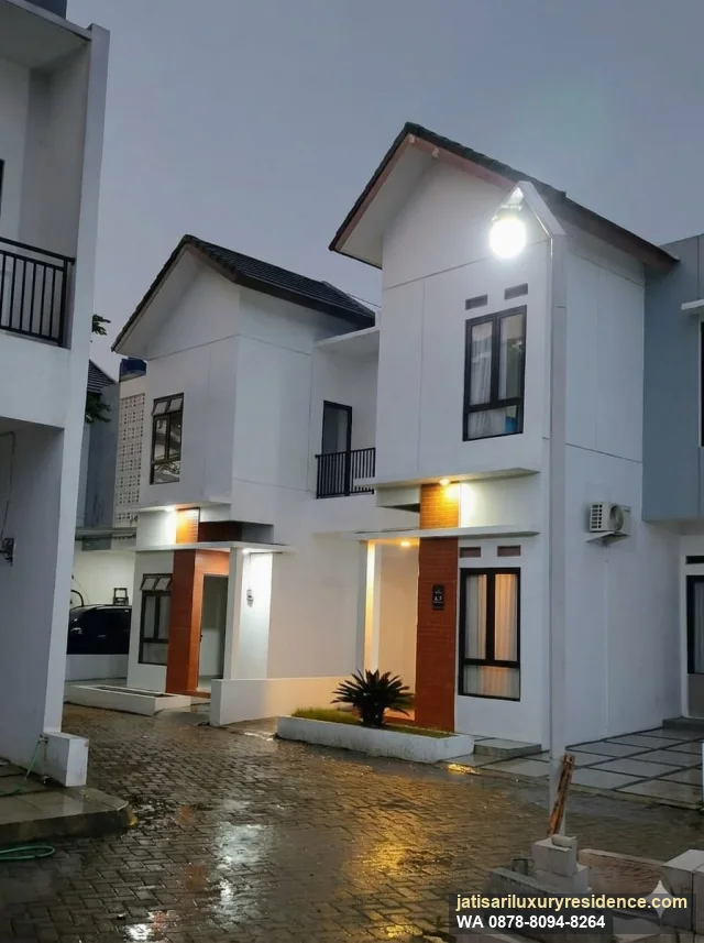 Fasad rumah dua lantai Perumahan Jatisari Luxury Residence