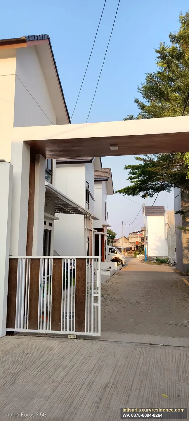 Gerbang Masuk Jatisari Luxury Residence Pagi Hari Gerbang beton dan pagar besi perumahan Jatisari Luxury Residence pada pagi hari
